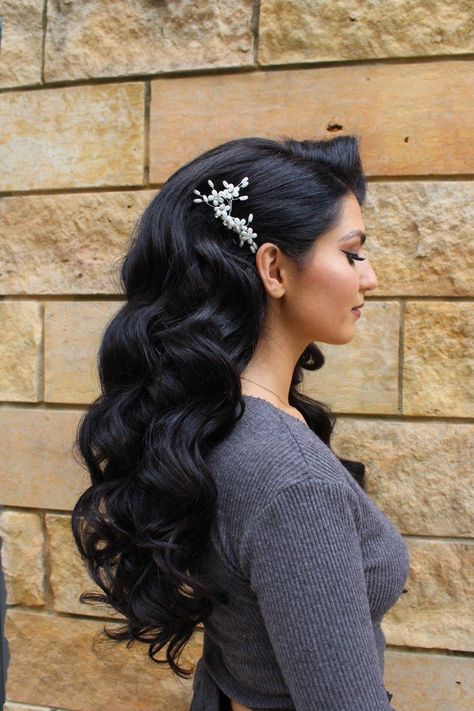 Big glam waves for wedding hair with volume and one side back #weddinghairupdos Side Curls, Wedding Hair Side, Vintage Curls, Glam Waves, Vintage Wedding Hair, Hairstyle Wedding, Wedding Hair Ideas, Wedding Hair Styles, Long Hair Wedding Styles