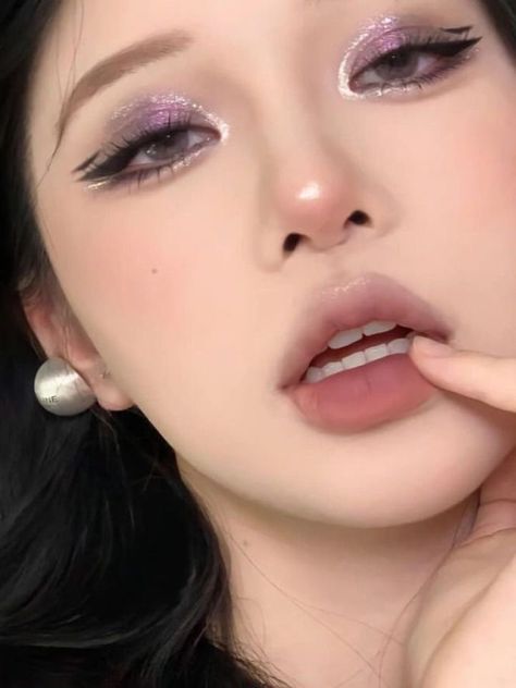 Dark Purple Dress Makeup Ideas, Purple Soft Makeup, Makeup Looks For Purple Dress, Sagittarius Makeup, Makeup Morado, Purple Makeup Looks, Makeup Douyin, Doll Eye Makeup, Retro Makeup