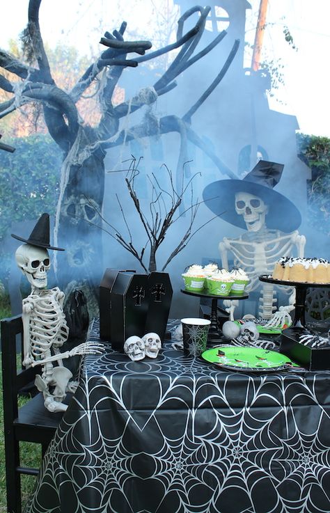 Halloween Party Decorations For Adults, Halloween Party House, Diy Halloween Party Decorations, Skeleton Display, Ideas Halloween Decoration, Diy Halloween Art, Teen Halloween Party, Halloween Bones, Party Decorations For Adults