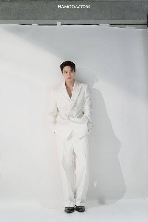 Suit Vest Outfits, Men Graduation Outfit, White Blazer Men, White Christmas Outfit, Korean Suit, Christmas Outfit Men, Formal Suits Men, Kpop Fashion Men, Men's Wedding Outfit