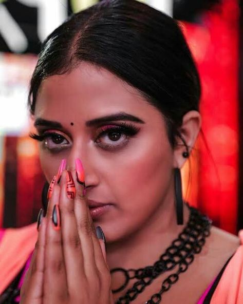 Raja Kumari, Tv Chair, Celebrity Hair Stylist, Music People, Boy Hairstyles, India Beauty, Bollywood Fashion, Female Art, Bridal Hair