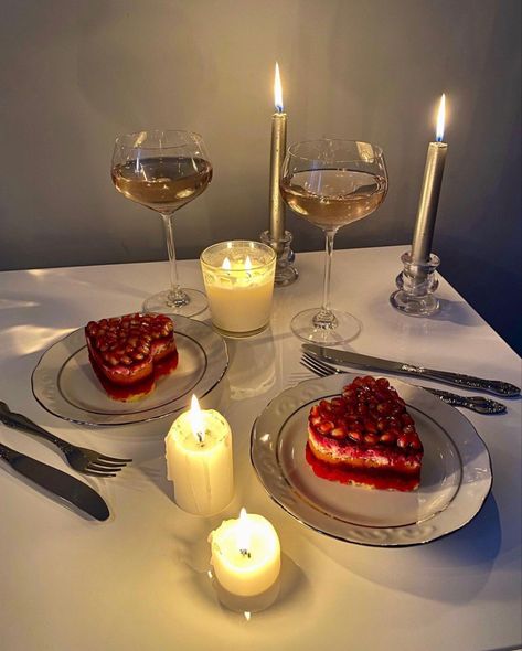 Candle Light Dinner Ideas, Romantic Candle Dinner, Valentines Day Aesthetic, Romantic Dinner Decoration, Romantic Table Decor, Anniversary Candle, Romantic Candle Light Dinner, Day Aesthetic, Funny Birthday Cakes