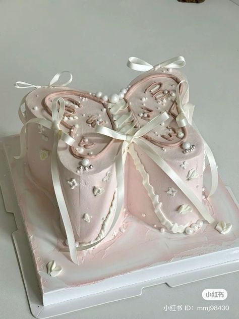 #pink #cake #aesthetic #coquette Cake Designs For Girl, Birthday Cake Decorating Ideas, Sweet Sixteen Birthday Party Ideas, Vintage Birthday Cakes, Gold Birthday Cake, Cake Piping, Korean Cake, Cake Decorating Ideas, Creative Birthday