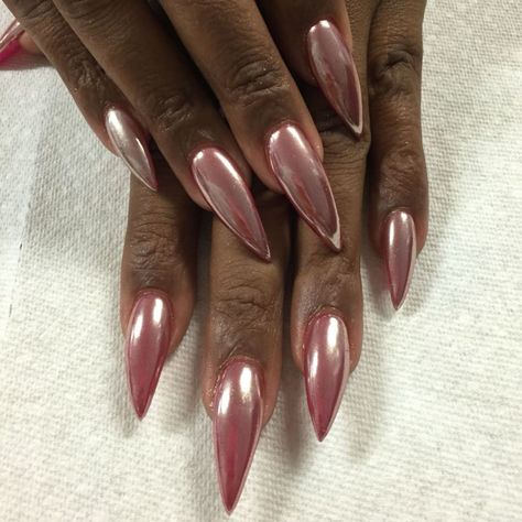 Chrome Nails Dark, Nails Dark Skin, Metallic Nail Colors, Chrome Nail Colors, Gold Chrome Nails, Dark Pink Nails, Pink Chrome Nails, Nails Dark, Chrome Nail Art