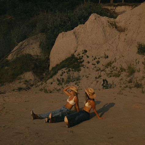 Beige Western Aesthetic, Desert Cowgirl Aesthetic, Country Pictures Aesthetic, Hawaiian Cowgirl, Coastal Cowgirl Photoshoot, Vintage Coastal Aesthetic, Coastal Cowboy Aesthetic, Beach Cowgirl Aesthetic, Vintage Cowgirl Aesthetic