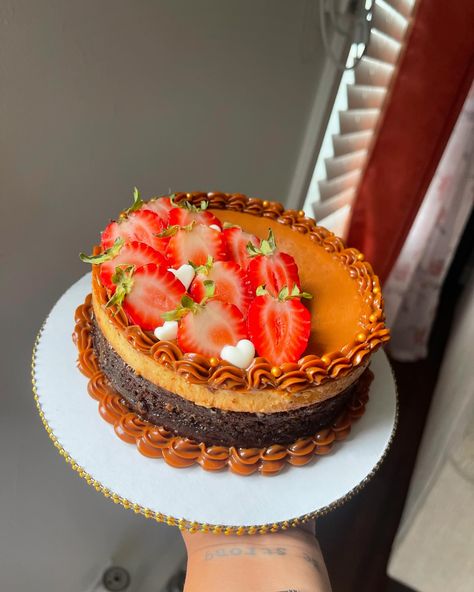 •CHOCO-FLAN 🍮🍫♥️ Flan Dessert Presentation, Mini Choco Flan, Chocoflan Decoration Ideas, Mini Chocoflan, Choco Flan, Flan Dessert, Chocolate Covered Strawberry Recipe, Dessert Presentation, Sweets Cake