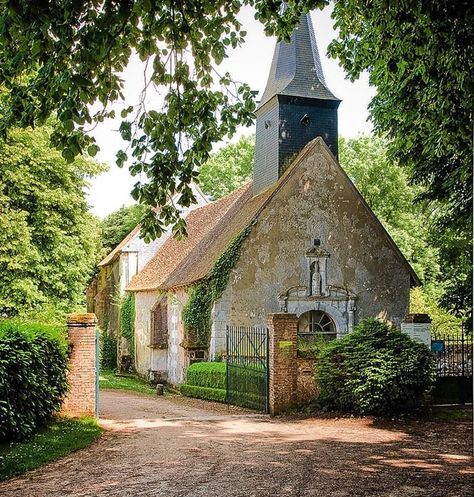 French country chapel 🕊@sharonsantoni French Country Bathroom, My French Country Home, French Country Home, French Country Bedrooms, Country Dining, French Country Kitchens, Country Lifestyle, Country Church, French Country Kitchen