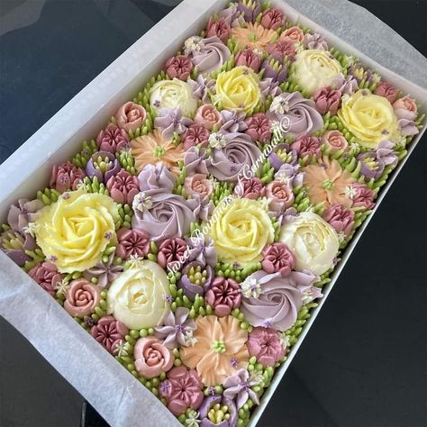 Floral Tray Bake, Tray Bake Cake Decoration, Sheet Cake With Flowers, Floral Sheet Cake, Buttercream Board, Bakery Trailer, Cakes For Spring, 3d Flower Painting, Party Themed Wedding