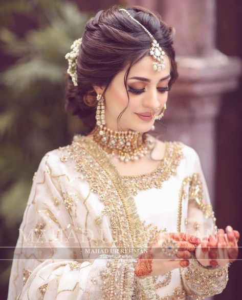 Pakistani Bridal Hairstyles, Bridal Hairstyle Indian Wedding, Vintage Bridal Hair, Hair Style On Saree, Pakistani Bridal Makeup, Engagement Hairstyles, Bridal Bun, Bridal Hairdo, Bridal Hair Buns