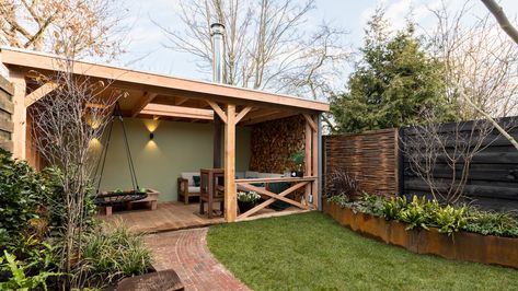 Wie wil het nou niet, een overkapping in de tuin? Steeds meer mensen kiezen voor een overdekt gedeelte in de achtertuin, en wij begrijpen best waarom. Twijfel je nog? Misschien kunnen deze 5 redenen je wel overhalen. Pool House Decor, Moderne Have, Backyard House, Backyard Balcony, Small Backyard Gardens, Backyard Retreat, Home Landscaping, Backyard Garden Design, Garden Landscape Design