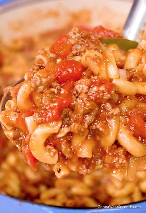 This classic American Goulash is one of those easy, home-style, comfort food dishes, made in one pot. Perfect recipe for feeding a crowd or serve half for dinner and freeze the other half for later. This beefy pasta meal is sure to please kids of all ages. American Goulash Recipes, Pudding Salad, Easy Goulash Recipes, Beef And Pasta, American Goulash, Potato Pudding, American Dinner, Recipes Skillet, Jo Loves