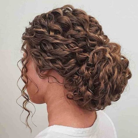 Updo Hairstyles For Curly Hair, Naturally Curly Updo, Cute Updo Hairstyles, Bridesmaid Hair Curly, Curly Bridal Hair, Curly Hair Up, Cute Hairstyles Updos, Curly Bun Hairstyles, Curly Wedding Hair