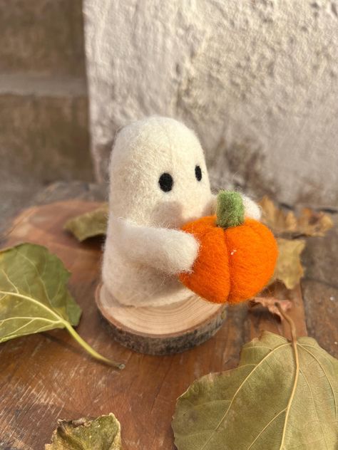 Welcome to Happy Moments Shop! I have carefully crafted this adorable felt baby. It is entirely handmade and a product of my own imagination. For more, you can follow my page 🫶 Needle Felted Ghost, Felting Halloween, Felted Ghost, Ghost Needle Felt, Needle Felted Halloween, Needle Felt Pumpkin, Needle Felt Halloween Decorations, Needle Felted Jack O Lantern, Felt Owls