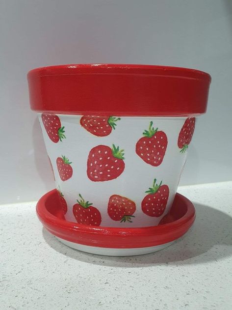 Strawberry Pot Painting, Strawberry Flower Pot, Terracotta Pot Designs, Strawberry Painted Pot, Cute Pot Ideas, Painted Pots Aesthetic, Crafts With Terra Cotta Pots, Strawberry Plant Pot, Painted Flower Pots Easy