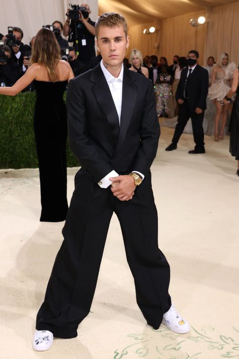 Dinner Outfit Men, Creative Black Tie, Justin Bieber Outfits, Georgina Chapman, Met Gala Outfits, Leon Bridges, Gala Outfit, Justin Bieber Photos, Beats By Dre