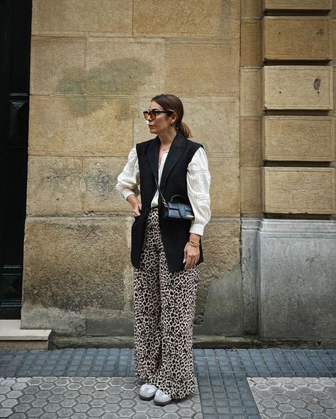 Leo on Instagram: "EL PANTALÓN DE LEOPARDO 🐆 esa prenda que se ha convertido en la más buscada de la temporada… Hoy lo combino con blusa cruda, maxi chaleco sastre y Adidas Samba. . Estampado de leopardo? . #leofearlesschic #leopants #animalprint #tendencias #streetstyle #streetphotography #over40style" Curvy Outfits, Adidas Samba, Looks Style, Outfits Casuales, Dream Closet, Photo Ideas, Fall Outfits, Casual Wear, Animal Print