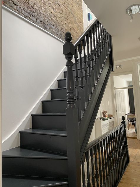 Black And White Painted Staircase, Dark Bannister, Black Bannister, Black Painted Stairs, Victorian Stairs, Stairs And Hallway Ideas, Cottage Stairs, Black And White Stairs, Black Staircase