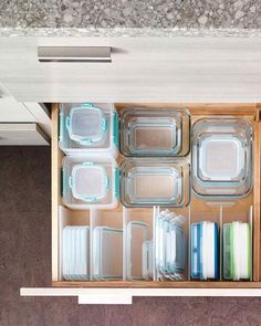 Tupperware Organizing, Diy Kitchen Renovation, Kitchen Organization Diy, Organizing Hacks, Kitchen Hacks Organization, Diy Kitchen Storage, Kitchen Cabinet Organization, Drawer Dividers, Organize Drawers