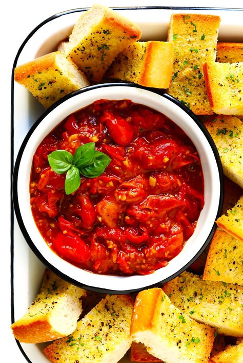 This garlicky Burst Tomato Spread is easy to make with just 5 ingredients and tastes AMAZING served warm with crusty bread. It's the perfect easy appetizer for summertime! | gimmesomeoven.com #tomato #spread #dip #glutenfree #vegan #healthy #appetizer #summer #entertaining Appetizer Summer, Pescetarian Meals, Burst Tomato, Gameday Snacks, Tomato Spread, Tomato Appetizers, Warm Appetizers, Paleo Appetizers, Progressive Dinner