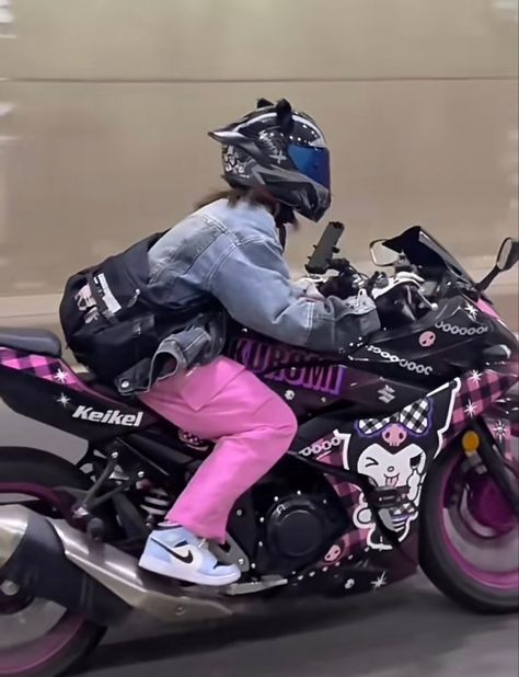 Kuromi motorcycle black pink sanrio Hello Kitty Bike, Pink Motorcycle, Hello Kitty Car, Image Moto, Custom Sport Bikes, Get In Loser, Motorcycle Aesthetic, Biker Aesthetic, Hello Kitty Kuromi