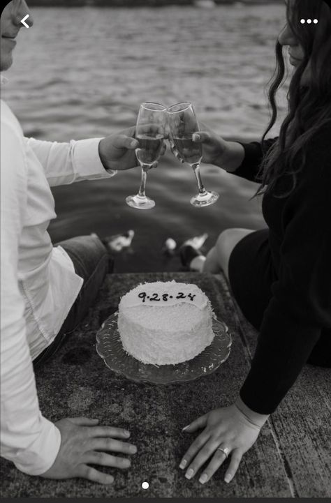 Engagement Announcement Picture Ideas, Engage Photos Ideas, Best Engagement Photos Creative, Wedding Date Cake, Engagement Photos Comfy, Save The Date Cake Ideas, Engagement Photo Save The Date, Engagement Picture Themes, Engagement Photo Inspo City