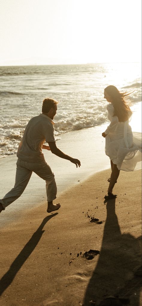 Beach Engagement Spicy Beach Pictures Couples, Engagement Vibes, Romantic Engagement Pictures, Beach Photoshoot Family, Engagement Photo Shoot Beach, Water Photoshoot, Couple Beach Photos, Beach Photo Session, Beach Engagement Photoshoot