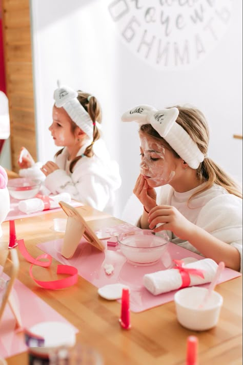 Sleepover Spa Ideas, Girls Spa Sleepover Party, Spa Girls Birthday Party, Girls Pamper Party Ideas, Pamper Party Ideas Kids, Kids Makeup Party, Spa Birthday Party Ideas For Kids, Kids Spa Party Ideas, Pamper Party Ideas