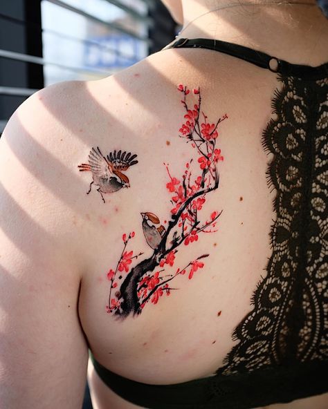 Seoul Ink Tattoo Studio 서울잉크타투 sur Instagram : « Cherry blossom branch with birds. By @seoulinktattoo #seoulinktattoo #tattoo #tattoos #tatuaje #tatuaggio #tatouage #instatattoo… » Tato Waist, Tato Wolf, Tato Women, Easy Tatoos, Tatoos Woman, Casserole Breakfast, Girl Back Tattoos, Woman Tattoo, Tot Casserole