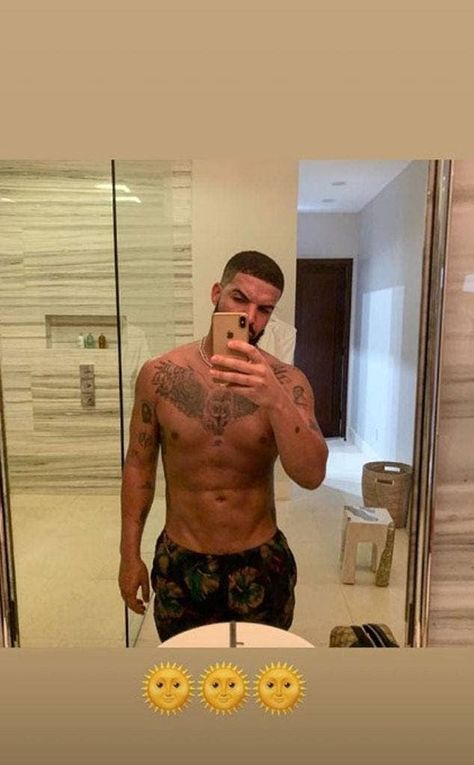 This Shirtless Pic Of Drake Is Making Me Thirstier Than A Camel In A Sweater Drake Leak Pic, Drake Mirror Selfie, Drake Heart Haircut, Drake Leak, Drake Selfie, Drake Braids, Mirror Selfie Men, Drake Rapper, Lil Boosie