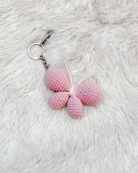 Crochet Accessories Ideas, Crochet Butterfly Keychain, Butterfly Step By Step, Shorts Pattern Free, Crochet Shorts Pattern, Butterfly Crochet, Butterfly Keychain, Butterfly Tutorial, Crocheting Patterns