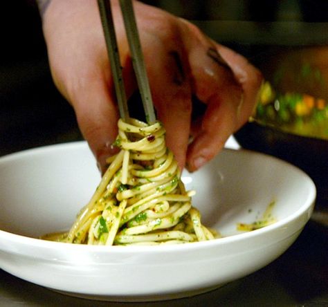 Pasta Aglio e Olio from the Movie ‘Chef.’ This is the dish that made her swoon! | ShockinglyDelicious.com   #chefmovie #pastadinner #scarlettjohansson #sexyfood #Italianpasta Chef Movie, Aglio E Olio Recipe, Pasta Aglio E Olio, Pasta Aglio, Send Noods, Aglio E Olio, Recipes Vegan, Instagram Food, Dessert Ideas