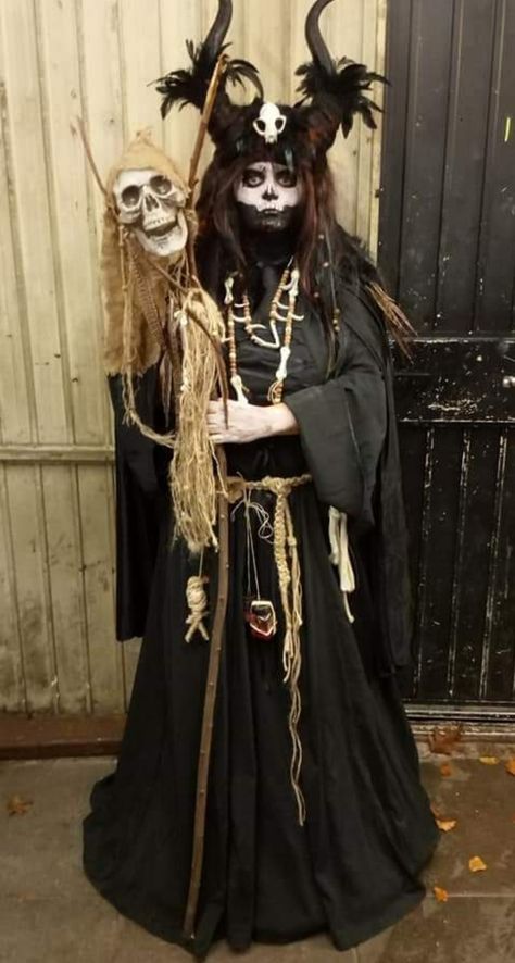 Voodoo Witch Costume, Witch Doctor Costume, Magick Crafts, Voodoo Costume, Voodoo Halloween, Baron Samedi, Scary Halloween Decorations Outdoor, Mascaras Halloween, Pirate Halloween