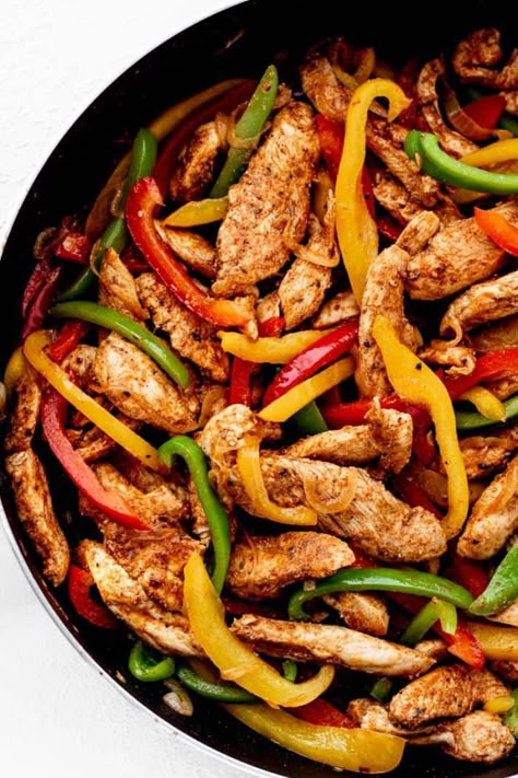 Skillet Chicken Fajitas, Easy Chicken Fajitas, Fajitas Recipe, Chicken Fajita Recipe, Iron Skillet Recipes, Easy One Pot Meals, Fajita Recipe, Chicken Fajita, Cast Iron Skillet Recipes