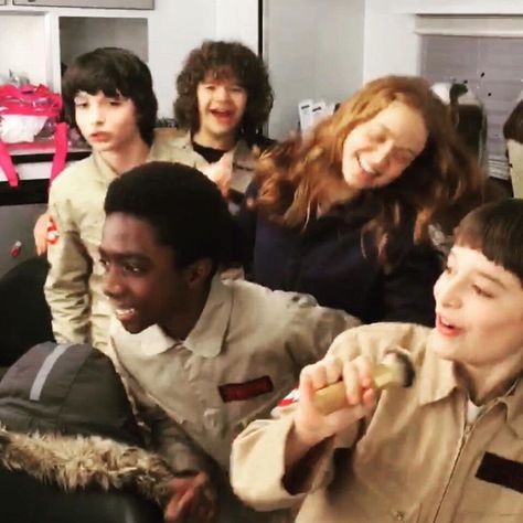 mel on Twitter: "STRANGER THINGS BTS PICS!! a 🧵 https://t.co/b0CKSiUwgW" / Twitter Stranger Things Bts, Lucas Max, Stranger Things Halloween, Scene Aesthetic, Stranger Things 3, Stranger Things Kids, Stranger Things Actors, Casting Pics, Stranger Things Tv