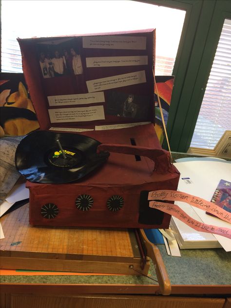 Record player made out of cardboard for sculpture class ( purposely crooked ).         RKO Cardboard Record Player, Clay Record Player, Cardboard Guitar Diy, How To Make Guitar With Cardboard, Diy Electric Guitar Cardboard, Old Record Player, Record Boxes, Vintage Record Player, Old Rock