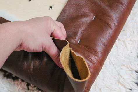 Diy Leather Ottoman, Diy Leather Furniture, Hairpin Legs Diy, Diy Furniture Chair, Diy Ottoman, Upcycled Furniture Diy, Tufted Bench, Leather Headboard, Tufted Leather