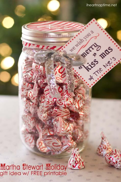 Merry "Kiss" mas gift idea w/ FREE printable and a quick etched glass tutorial (can't see the monogram design on the picture but it's adorable) Friends Ideas, Gratis Printables, Christmas Mason Jars, Mason Jar Gifts, Jar Gifts, Christmas Goodies, Mason Jar Crafts, Jar Crafts, Candy Canes