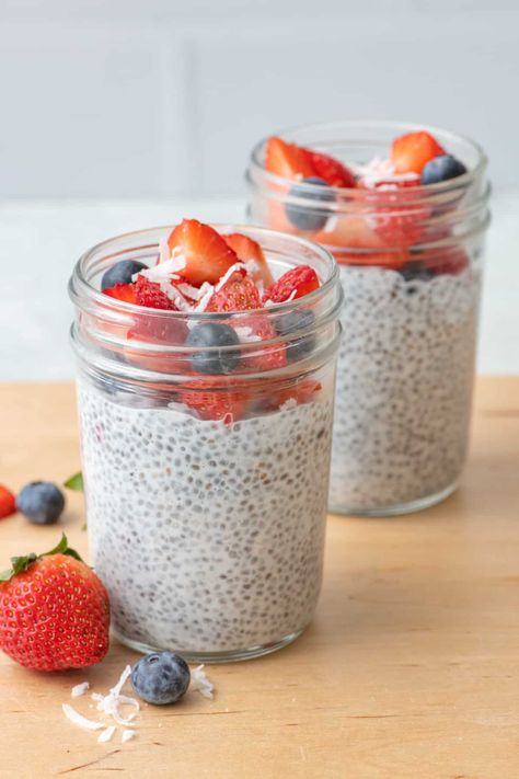 This 3-Ingredient Chia Pudding is made with almond milk, chia seeds & sweetener of choice; it's a healthy snack loaded with protein, fiber and healthy fats! | 3-ingredient Chia Pudding | Chia Pudding Recipe | Chia Seed Pudding | How to Make Chia Pudding | Chia Pudding Ratio | Overnight Chia Pudding | Best Chia Pudding Recipe | Easy Chia Pudding | Pudding Recept, Overnight Chia Pudding, Overnight Chia, Chia Puding, Pudding Chia, Chia Seed Recipes, Chia Pudding Recipes, Dessert Dips, Chia Seed Pudding