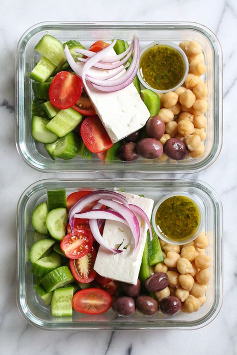 Greek Chickpea Salad, made with chickpeas, cucumbers, tomatoes, bell peppers, olives and Feta is perfect to make ahead, for lunch for the week! Lunch For The Week, Greek Chickpea Salad, Greek Chickpeas, Resep Salad, Salad Meal Prep, Resep Diet, Chickpea Salad, Lunch Meal Prep, Work Lunch