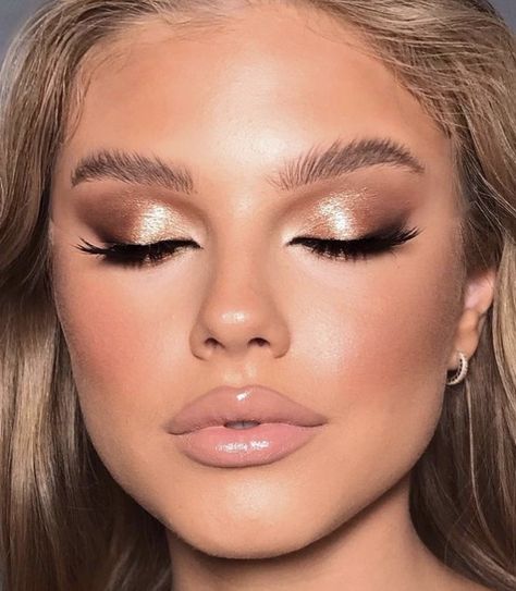 Brown Eyes Gold Eyeshadow, Gala Make Up Look, Gold Glamour Makeup, Bronze Shimmer Eye Makeup, Natural Prom Eyeshadow, Natural Gold Eyeshadow Looks, Glory Skin Makeup, Makeup Looks Gold Dress, Bright Inner Corner Eyeshadow