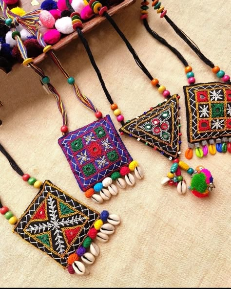 Navaratri Jewellery Handmade, Navratri Jwellery Ideas, Garba Jewellery, Hand Embroidered Jewelry, Diy Earrings Easy, Diy Fabric Jewellery, Simple Hand Embroidery Patterns, Fancy Jewelry Necklace, Handmade Clay Jewelry