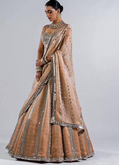 Discover exquisite lehengas by Vvani by Vani Vats at Fabilicious Fashion. Each piece is handcrafted with intricate embroidery, perfect for Indian weddings. Satin Lehenga Designs, Mirrorwork Lehenga, Mirror Lehenga, Dupatta Draping Styles, Beige Lehenga, Mirror Blouse, Dupatta Draping, Vani Vats, Satin Lehenga