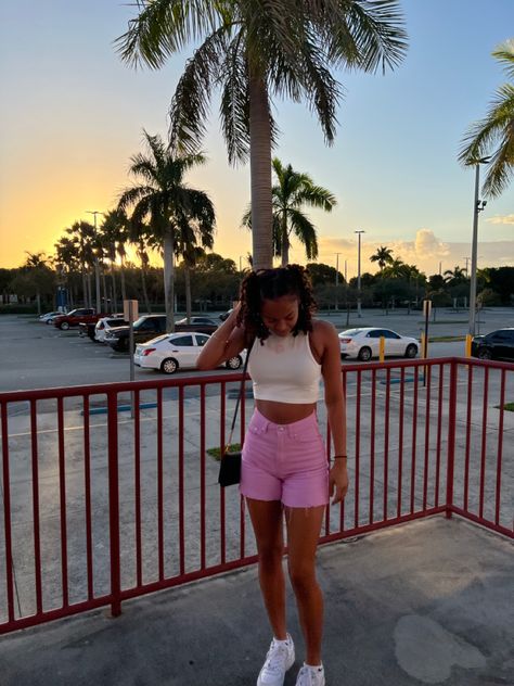 Cute pink shorts inspo How To Style Pink Shorts, Outfits With Pink Shorts, Pink Short Outfits, Pink Shorts Outfit, Pink Shorts Outfits, Casual Shorts Outfit, High School Fits, Inspo Looks, Shorts Outfits