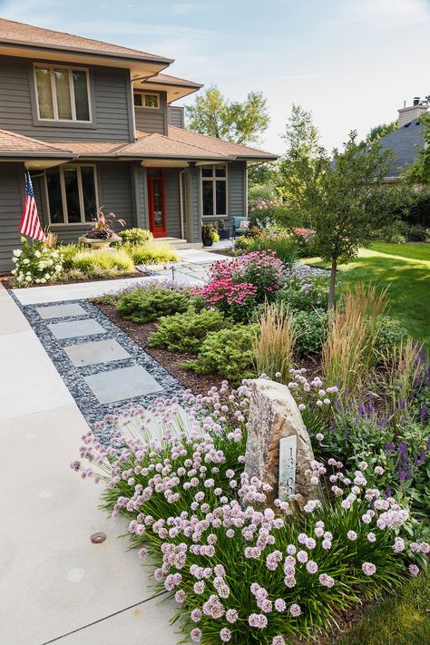 Plant Front Yard, Outside Landscaping Ideas, Texas Patio, Front Garden Entrance, Craftsman Landscaping, Sidewalk Garden, Beachside House, Future Landscape, Front Yard Inspiration