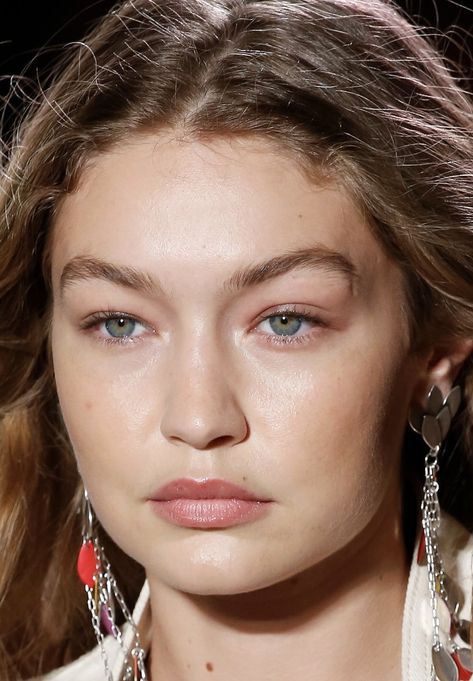 Gigi Hadid Moles, Gigi Hadid No Makeup, Bella Hadid Nose, Gigi Hadid Eyes, Gigi Hadid Makeup, Gigi Hadid Beauty, Pretty Features, Vintage Photography Women, Gigi Hadid Outfits