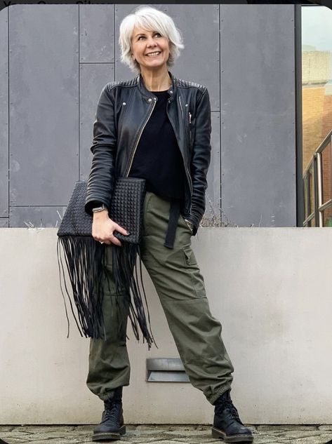 Mode Over 50, Look Boho Chic, Woven Clutch, Mode Hippie, Mode Casual, Looks Black, Casual Chic Outfit, Green Pants, Fashion Over 50