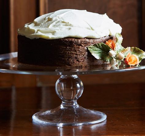 How to bake the Queen's carrot cake! See the recipe by Buckingham Palace chefs | HELLO! British Carrot Cake Recipe, Buckingham Palace Recipes, Potato Cake Recipe, Sweet Potato Cakes, Sweet Potato Cake Recipe, Royal Recipe, Carrot Cake Recipe Easy, Healthy Sweet Potato, Homemade Carrot Cake