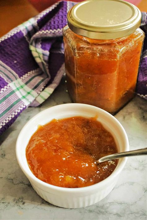 Easy Peach Jam Recipe without pectin, a fantastic homemade jam made with only 3 ingredients: fresh peaches, lemon juice and sugar. It's a quick small-batch jam recipe that comes together in under an hour and yields 2 small jars of divinely aromatic and delicious jam. Small Batch Peach Jam, Low Sugar Peach Jam Recipe Canning, Peach Jam Recipe Without Pectin, Homemade Peach Jam Without Pectin, Small Batch Peach Jam No Pectin, Peach Preserves Recipe Easy No Pectin, Peach Jam Recipe, Peach Preserves, Peach Jam