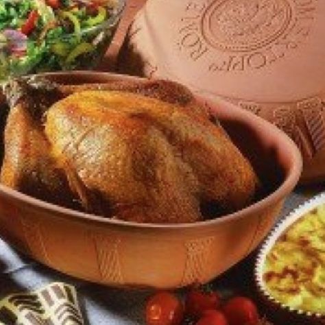 Clay-Pot-Turkey Clay Pot Cooking Recipes, Roaster Recipes, Turkey In Roaster, Turkey Casserole, Oven Roasted Turkey, Turkey Breast Recipe, Whole Turkey, Turkey Soup, Turkey Gravy