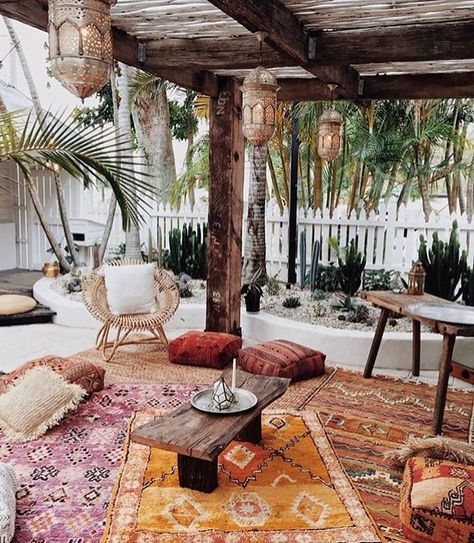 Bright  bohemian modern home decor  Share your ✨#hesbystyle Patio Bohemio, Garden Hideaway, Bohemian Ideas, Bohemian Style Home, Bohemian Patio, Modern Bohemian Home, Boho Patio, Bohemian Garden, Boho Outdoor